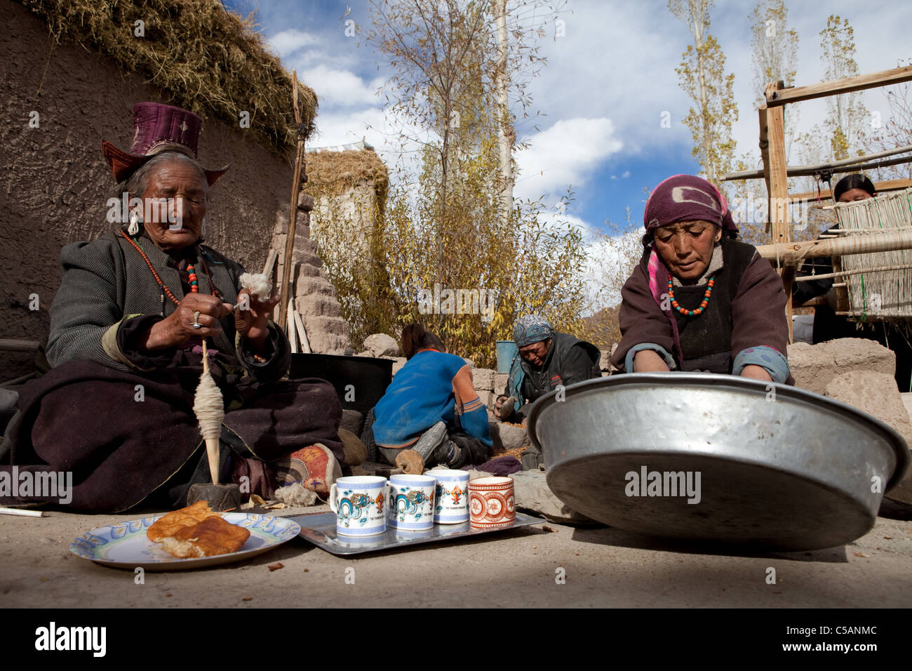 Die einheimischen Frauen Weben und Mandelöl für der Frauen Allianz von Ladakh zu machen. Stockfoto