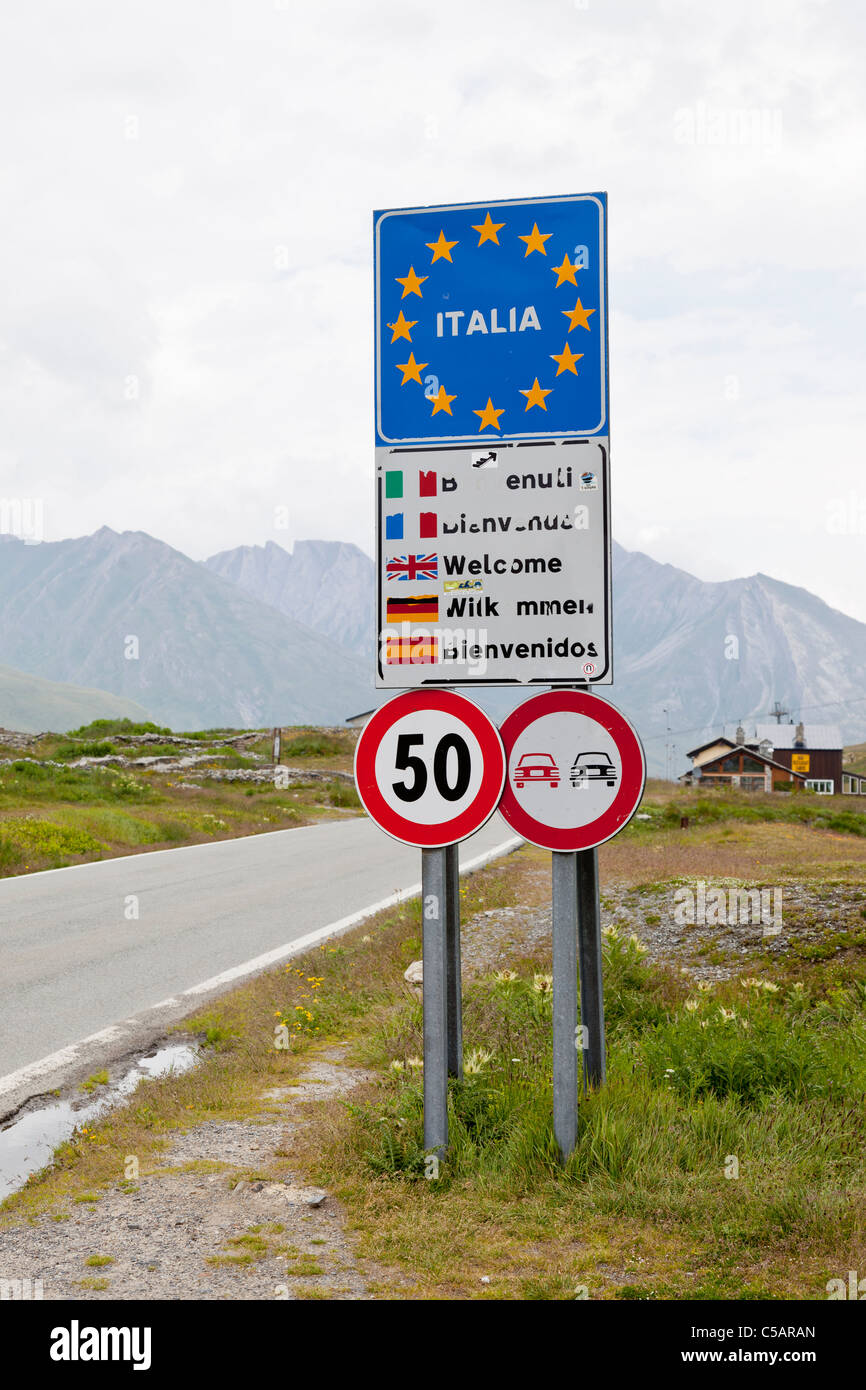 Grenze zwischen Italien und Frankreich am Piccolo San Bernardo Pass (2188m). Eingabe von Italien Stockfoto
