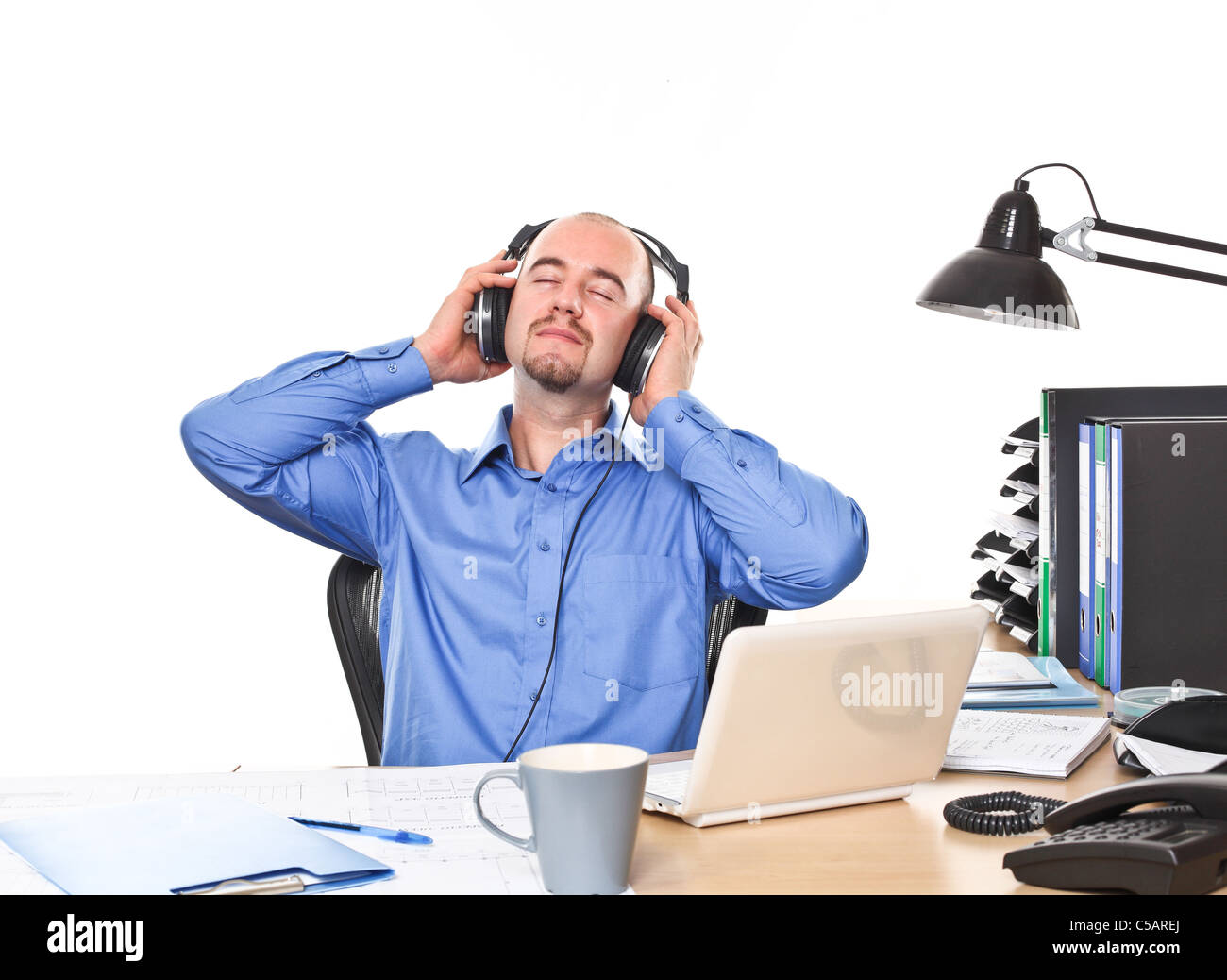 isolierte Menschen hören Musik mit Kopfhörer im Amt Stockfoto