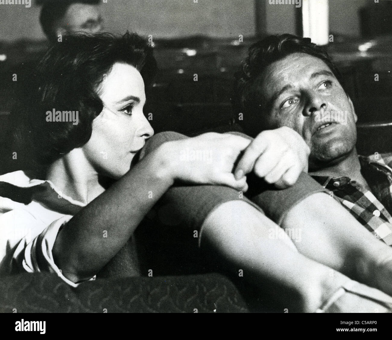 CLAIRE BLOOM und Richard Burton zu entspannen, während der Dreharbeiten zu Look Back In Anger im Theatre Royal, Stratford, 1958 Stockfoto