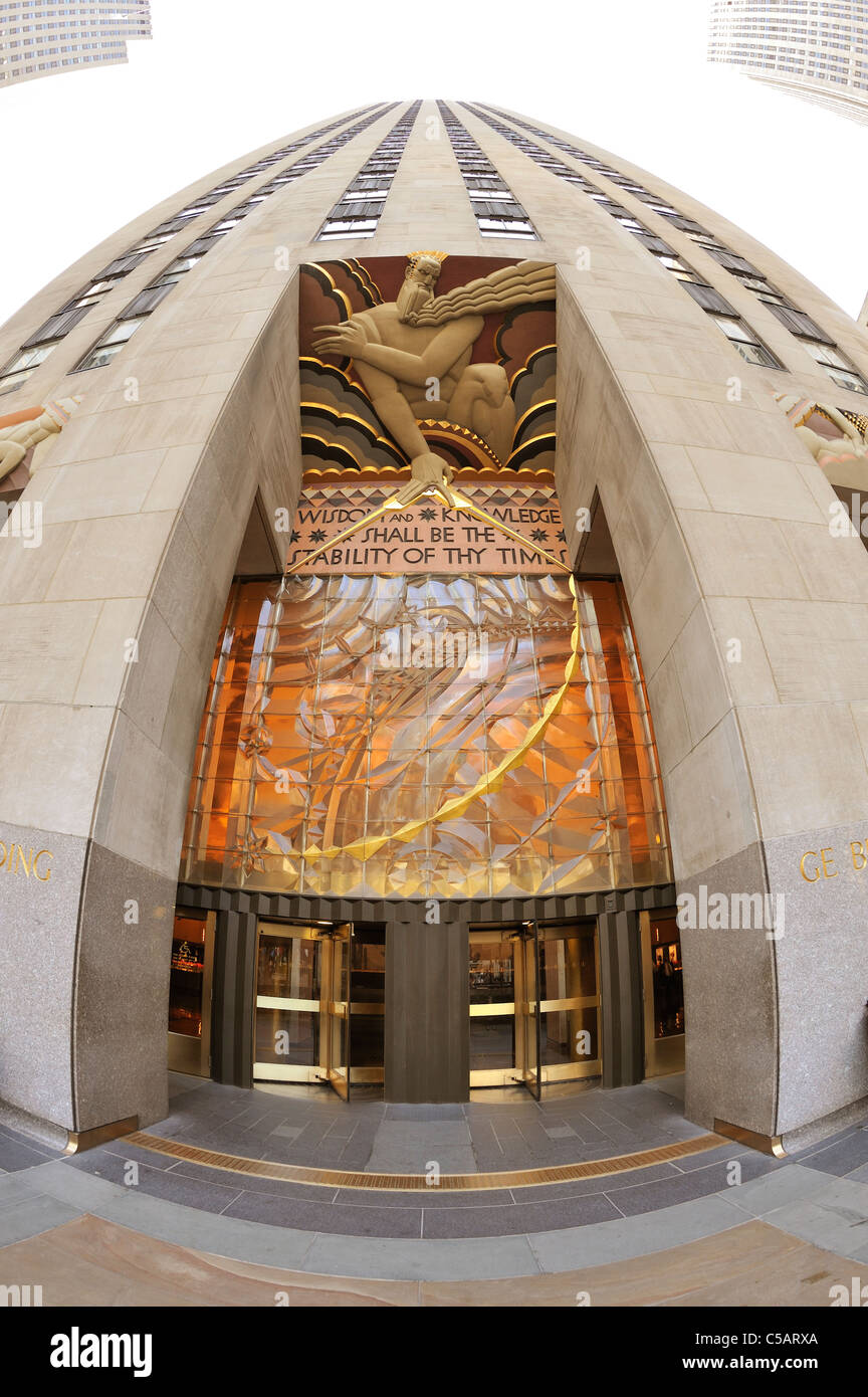 GE Building Eingang bei 30 Rockeller Center, Rockefeller Plaza, Manhattan, New York City, 2011 (180 Grad fisheye-Objektiv-Ansicht) Stockfoto