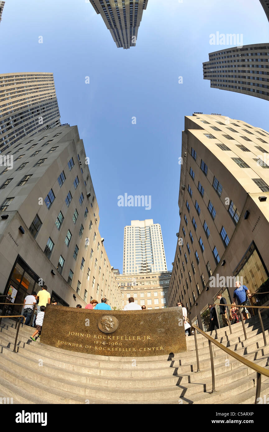 Steinplatte Ehren Rockefeller, Gründer des Rockefeller Centers, Schritte des Rockefeller Center Plaza, NYC (Fischaugen Ansicht) Stockfoto