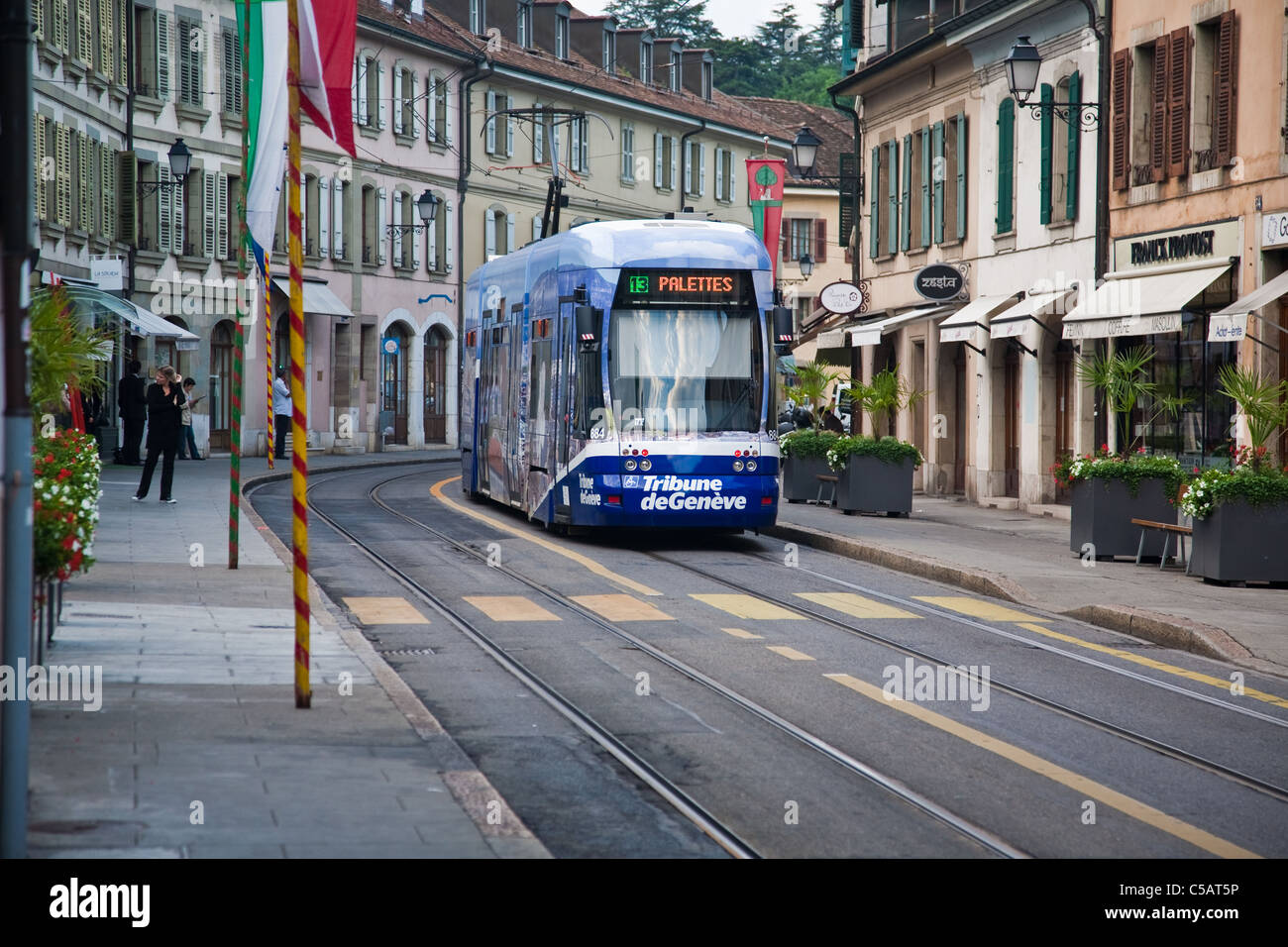 Einer modernen Straßenbahn läuft in den Straßen von Carouge, Genf, Schweiz Stockfoto