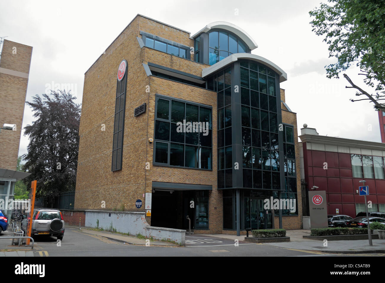 Die Büros der IAM (The Institute of Advanced Autofahrer) auf Chiswick High Road, West London, England. Stockfoto