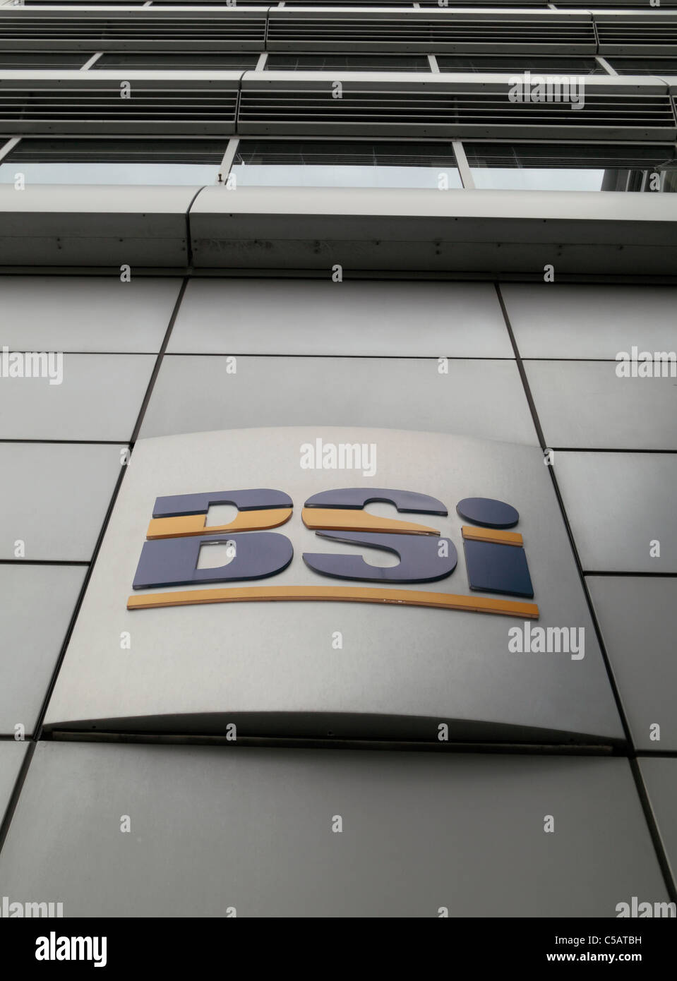 Markenzeichen für die British Standards Institution (BSI) auf die wichtigsten Bürogebäude, Chiswick High Road, Stockfoto