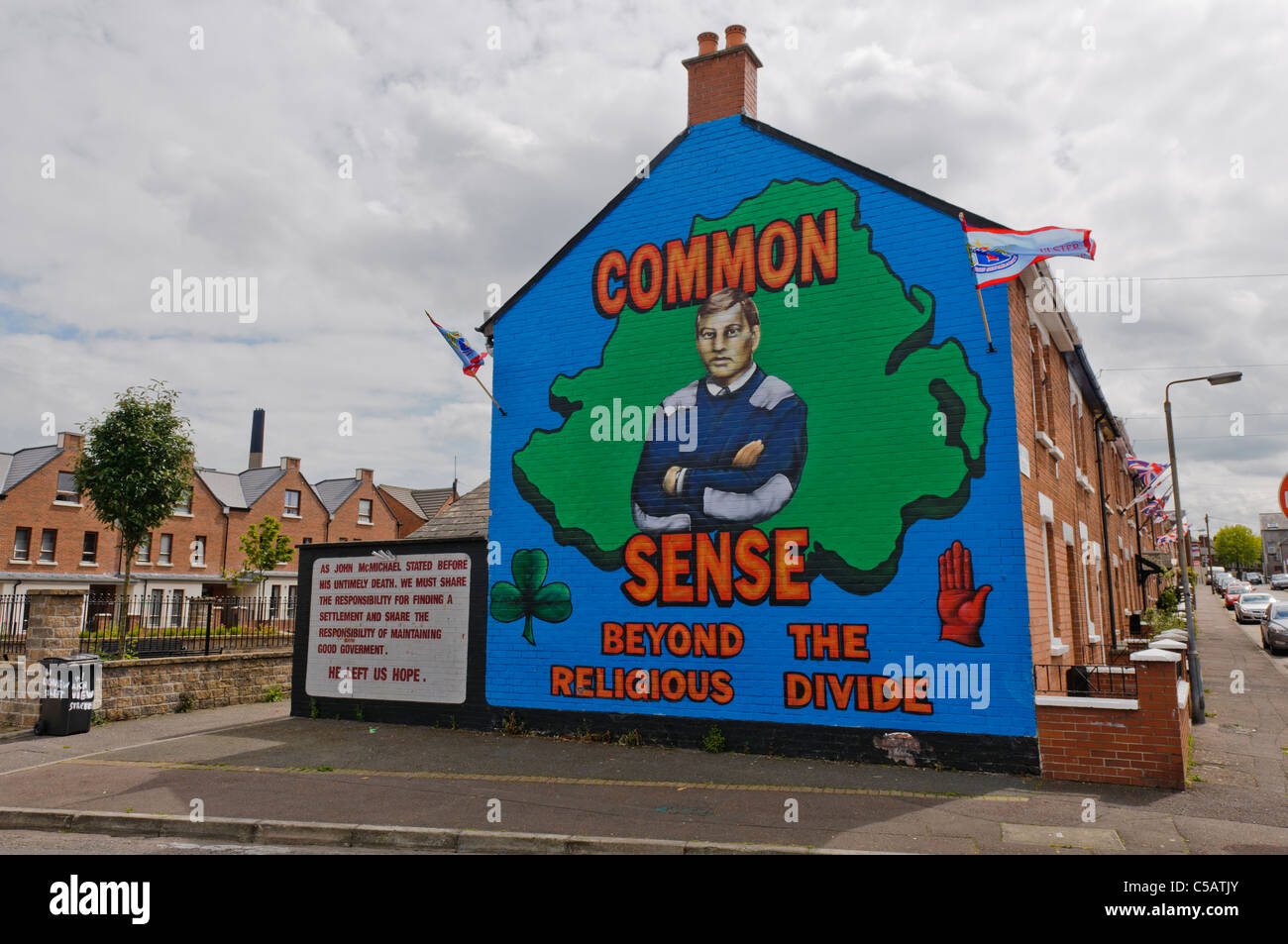 Wandgemälde in Belfast "Common Sense, jenseits der religiösen Kluft" mit John McMichael Stockfoto