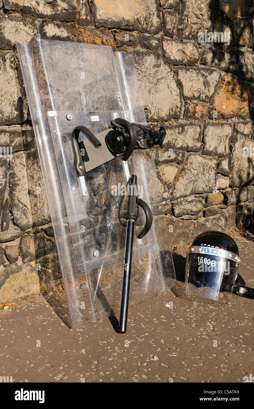Riot Gear: Schild, Helm, Schlagstock und Handschuhe Stockfoto
