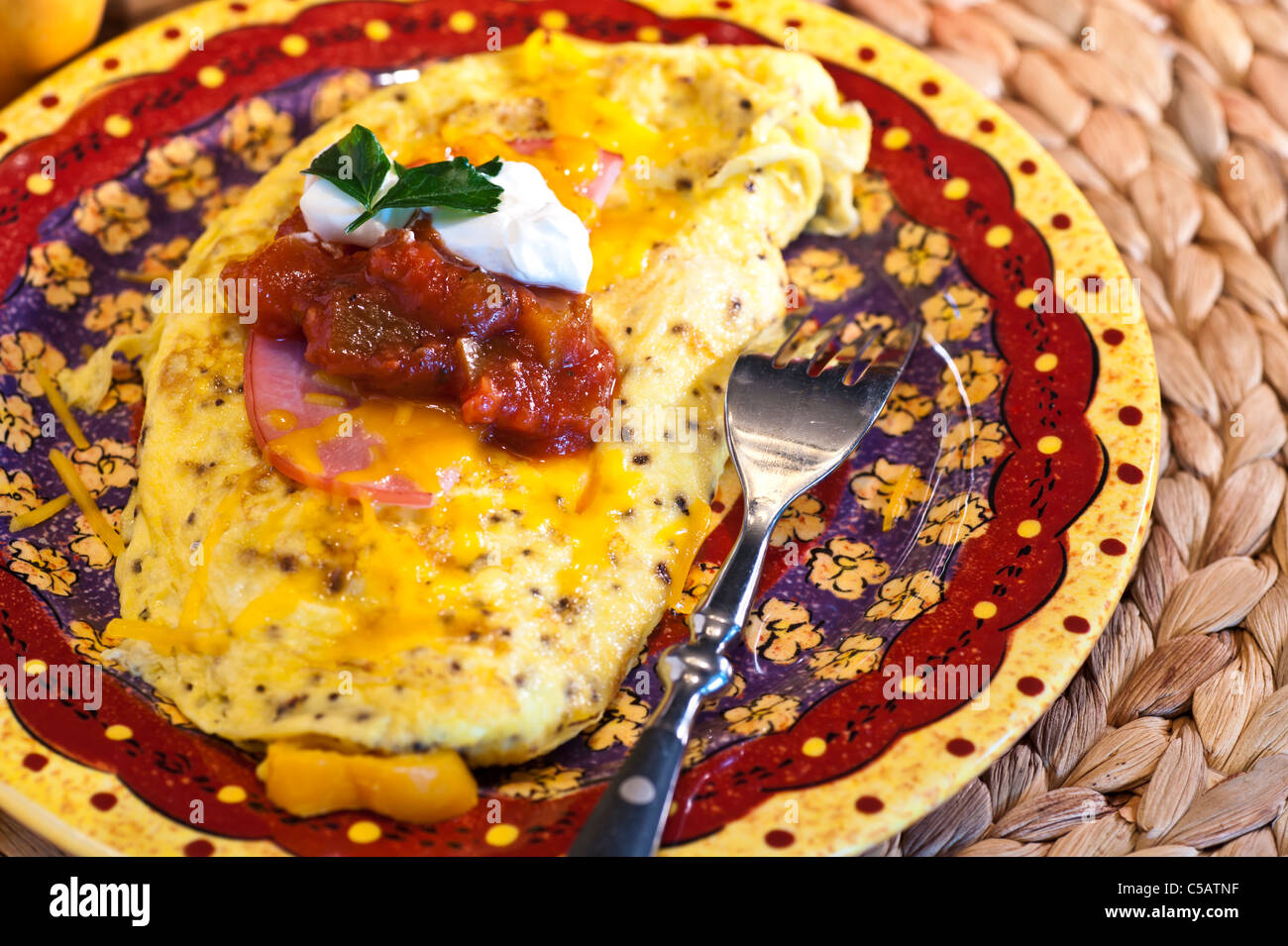 Südwestlichen Omelette mit Pilzen, Zwiebeln Paprika mit Käse und kanadischer Speck obenauf. Stockfoto