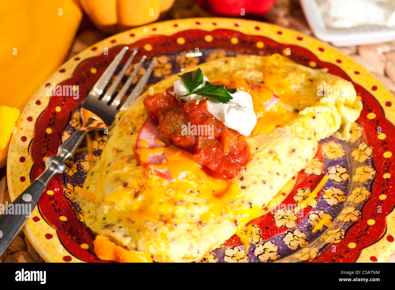 Südwestlichen Omelette mit Pilzen, Zwiebeln, Paprika mit Käse und kanadischer Speck, Salsa und Sauerrahm obenauf. Stockfoto