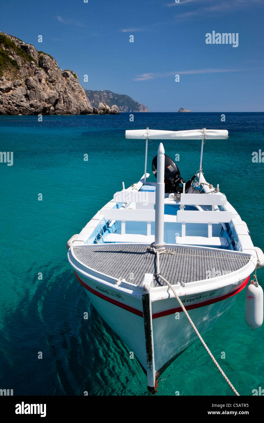 Boot in das klare Wasser in der Nähe von Paleokastritsa auf der Ionischen Insel Korfu Griechenland Stockfoto