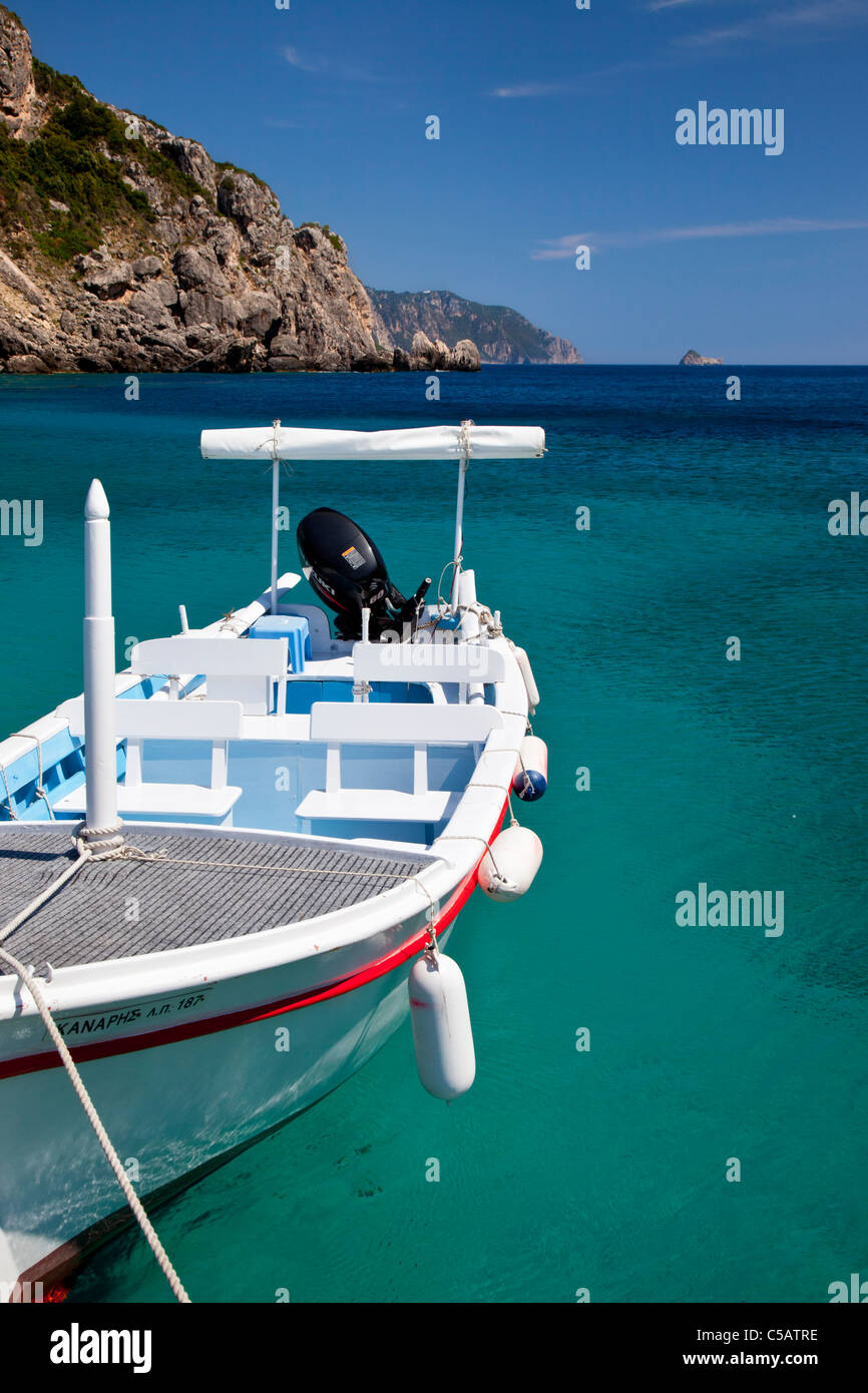 Boot in das klare Wasser in der Nähe von Paleokastritsa auf der Ionischen Insel Korfu Griechenland Stockfoto