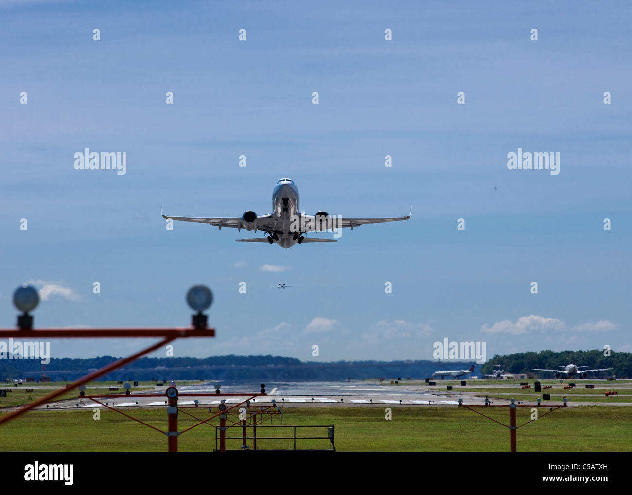 Ein Pendler-Jet zieht über PAPI Lichter am Ende der Start-und Landebahn  Stockfotografie - Alamy