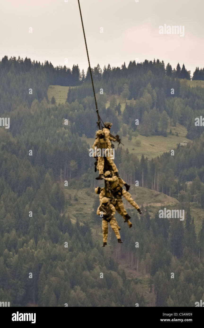 ein Einsatztrupp der österreichischen Special Forces führt eine Spion Rig Extraktion mit einem Hubschrauber Stockfoto
