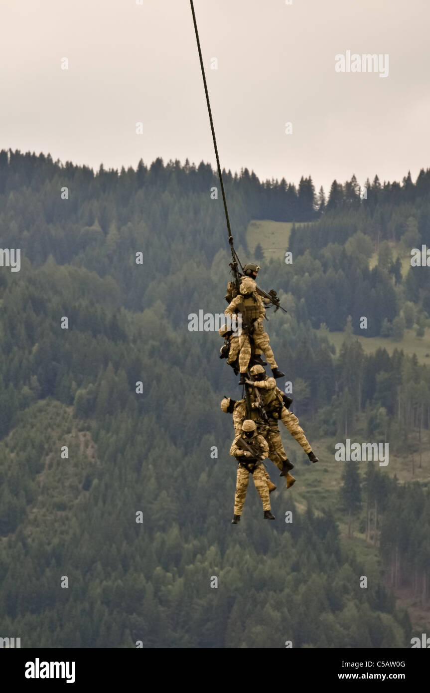 ein Einsatztrupp der österreichischen Special Forces führt eine Spion Rig Extraktion mit einem Hubschrauber Stockfoto