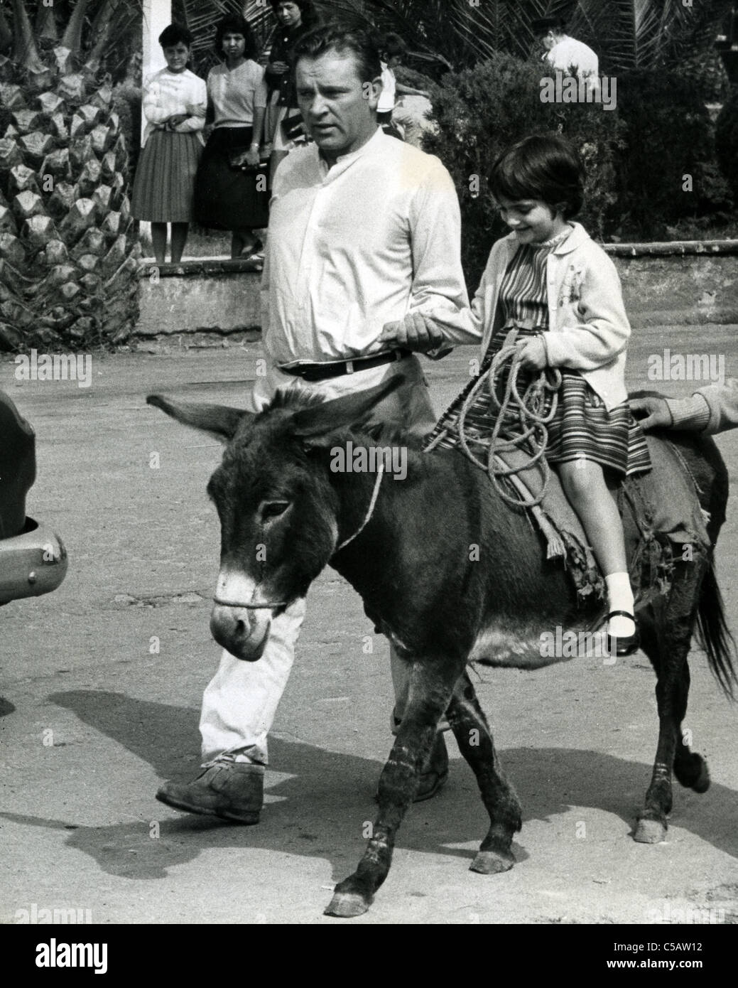 RICHARD BURTON mit Liza, Adoptivtochter von Mike Todd/Elizabeth Taylor in Mexiko in1964 während der Dreharbeiten zu Night of the Iguana Stockfoto