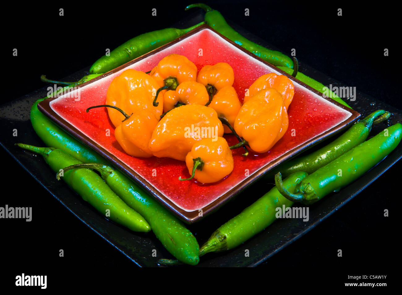 Habanero ist eine Blasenbildung 40 mal schärfer als Jalapeño Paprika! Serrano Paprika sind fleischig und fleischig mit einzigartigen Geschmack. Stockfoto