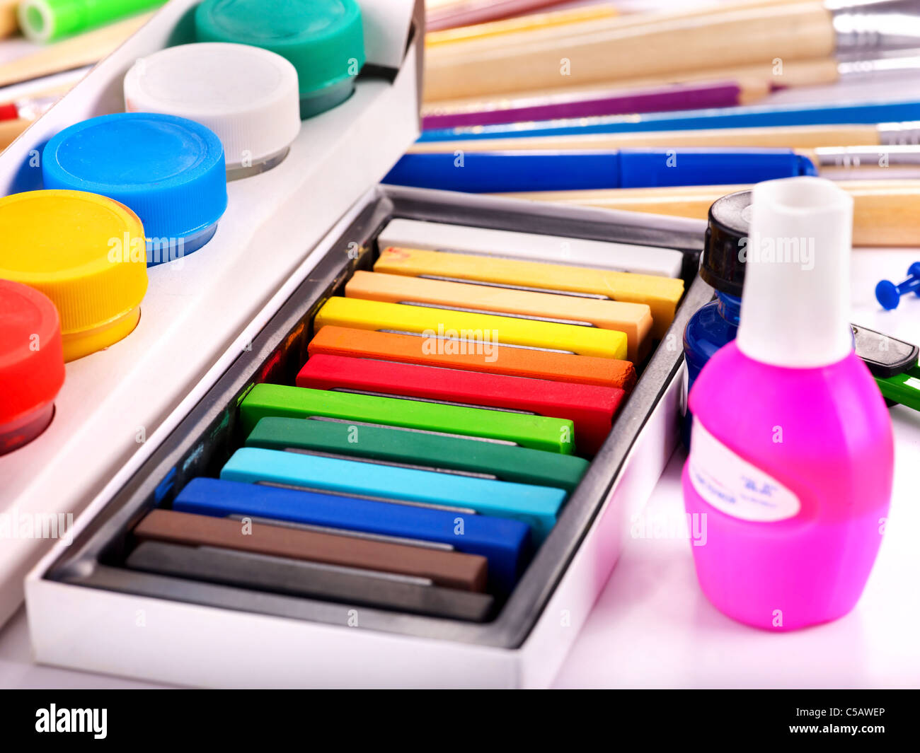 Büromöbel und Bürobedarf Schule. Schreibutensilien. Stockfoto