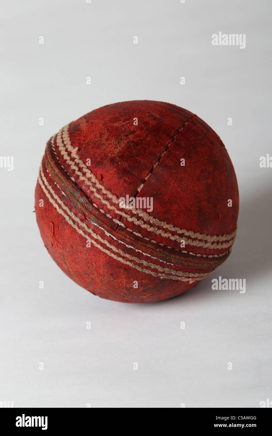 Studioaufnahme von einem alten roten Cricketball. Stockfoto