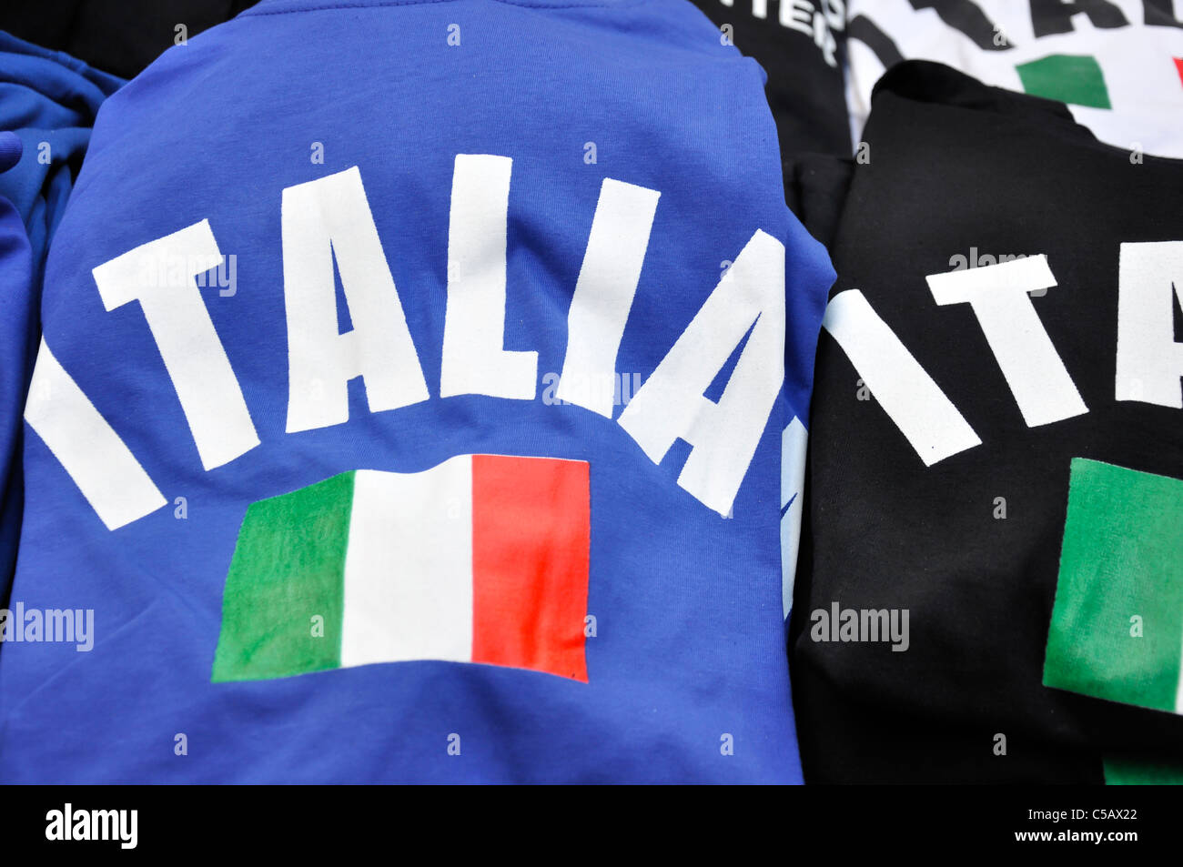 Italien-Fußball-Trikots zum Verkauf in New York City Stockfoto