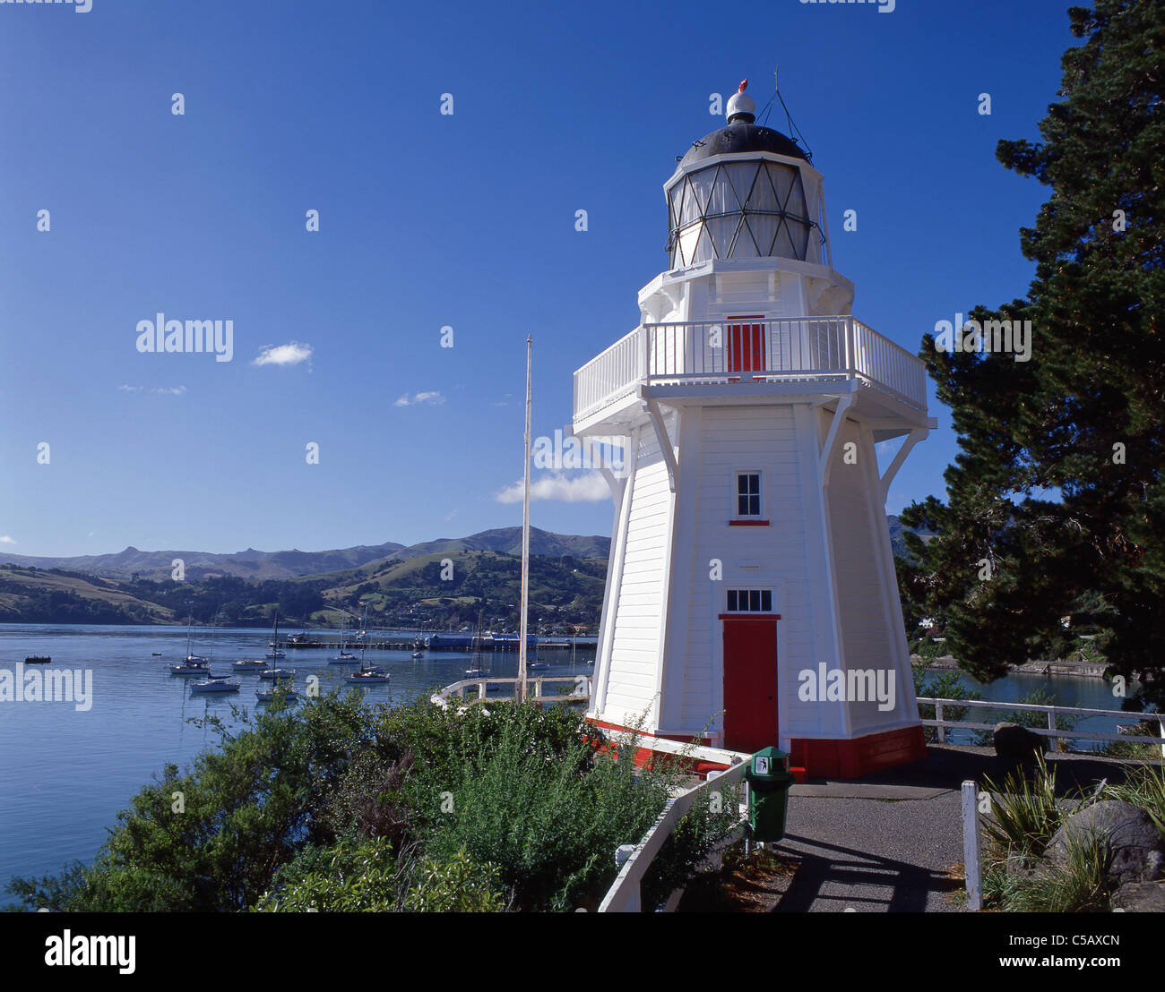 Akaroa Köpfe Leuchtturm, Friedhof Point Beach Road, Akaroa, Banks Peninsula, Canterbury, Neuseeland Stockfoto