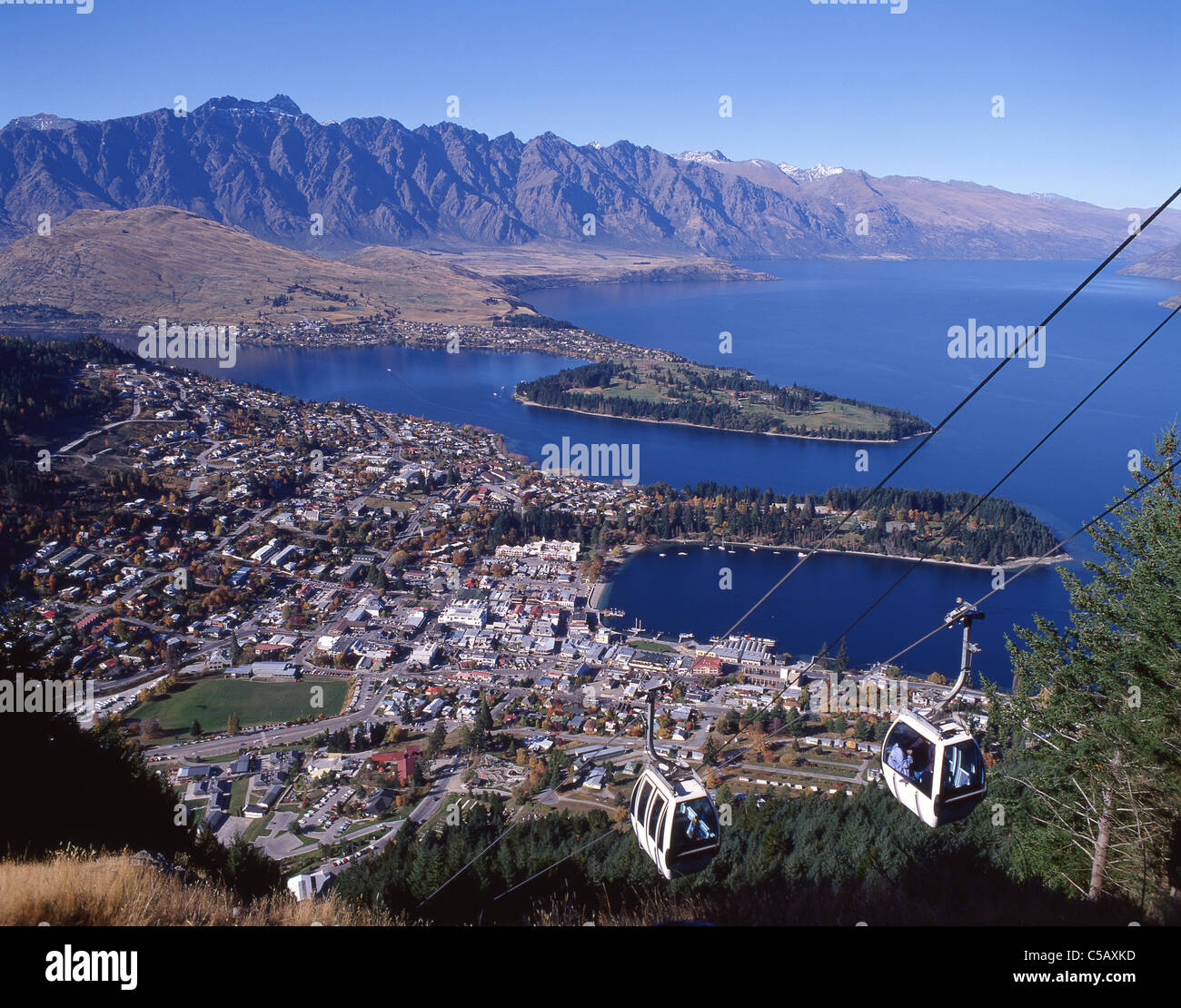 Blick auf Stadt, Lake Wakatipu und Skyline Gondola, Otago Region, Queenstown, Südinsel, Neuseeland Stockfoto