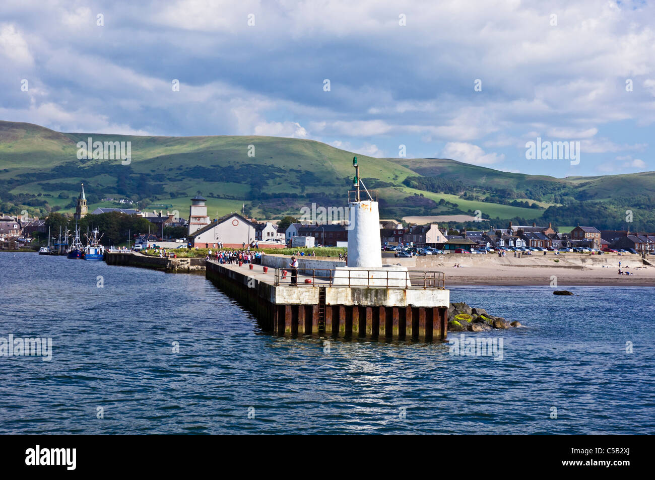 Girvan Hafen (links), geschützt durch eine Mole Mole überstehende in den Firth of Clyde mit Passagieren für PS Waverley Stockfoto