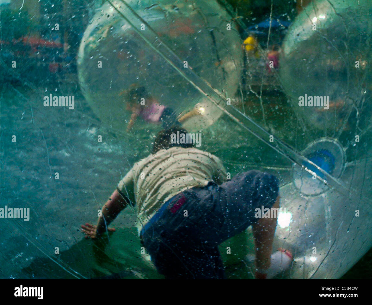 Fat Boy in einer Blase, auf dem Wasser im Vergnügungspark Pool  Stockfotografie - Alamy