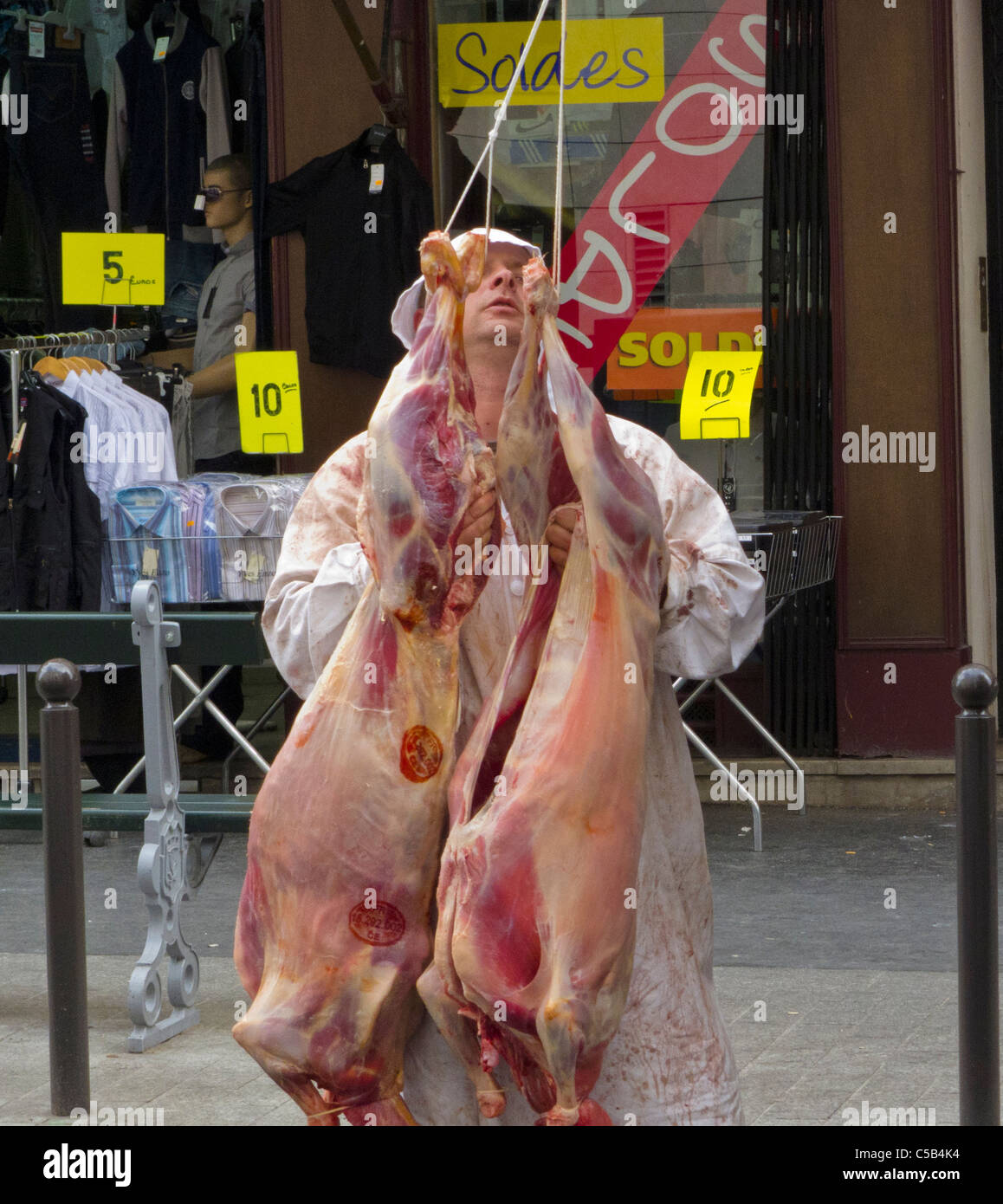 Paris, Frankreich, Arabian Butcher Shop, man Handling Halal Lieferung von Fleischschlachtkörpern, von hinten auf dem LKW draußen auf der Straße Stockfoto