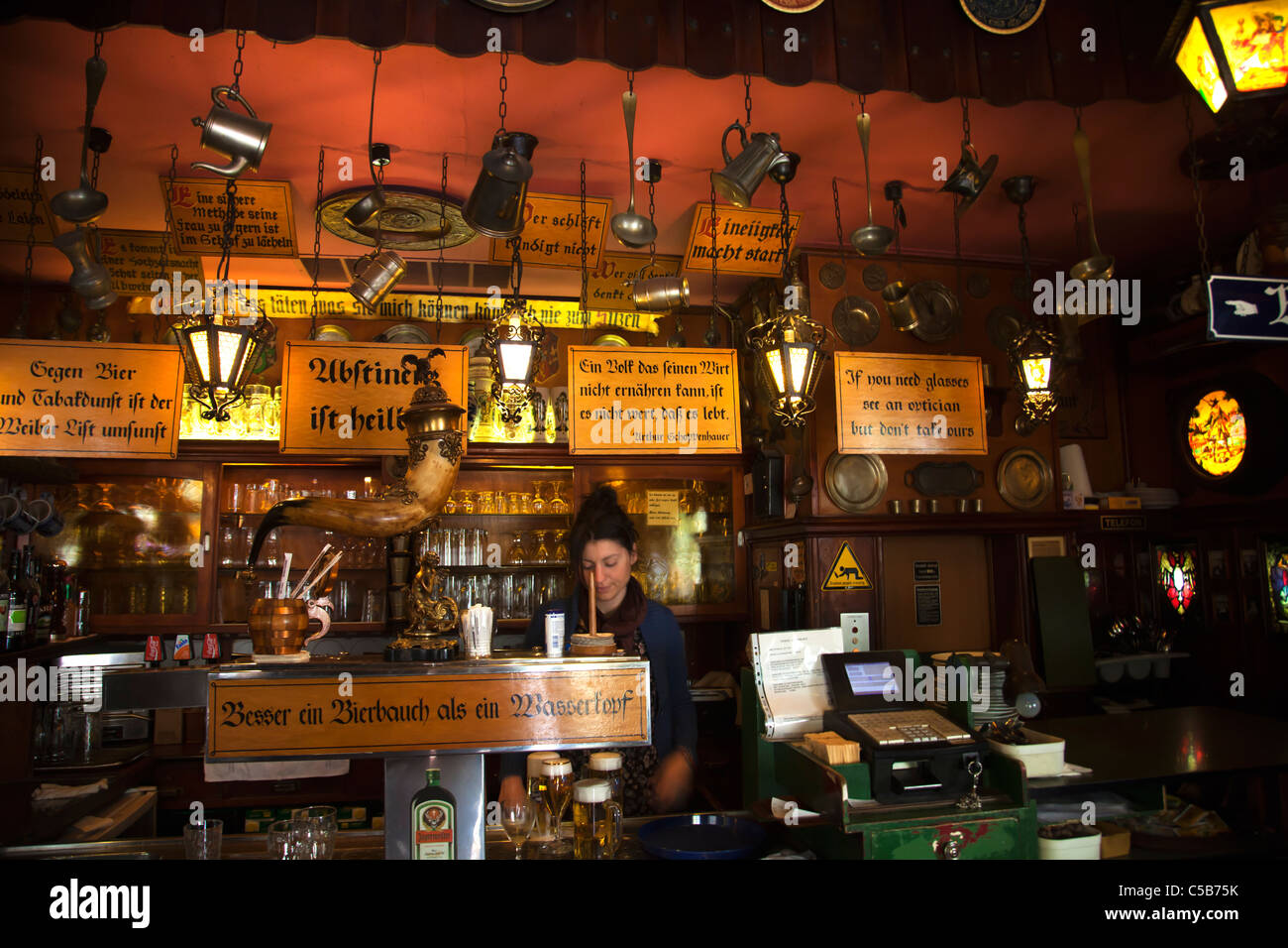 Frankfurt deutsche Kellnerin in Bar mit Bier am legendären historischen
