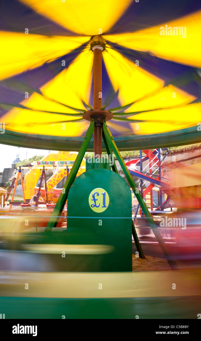 Merry Go Runde Jahrmarkt mit £1 Zeichen Stockfoto