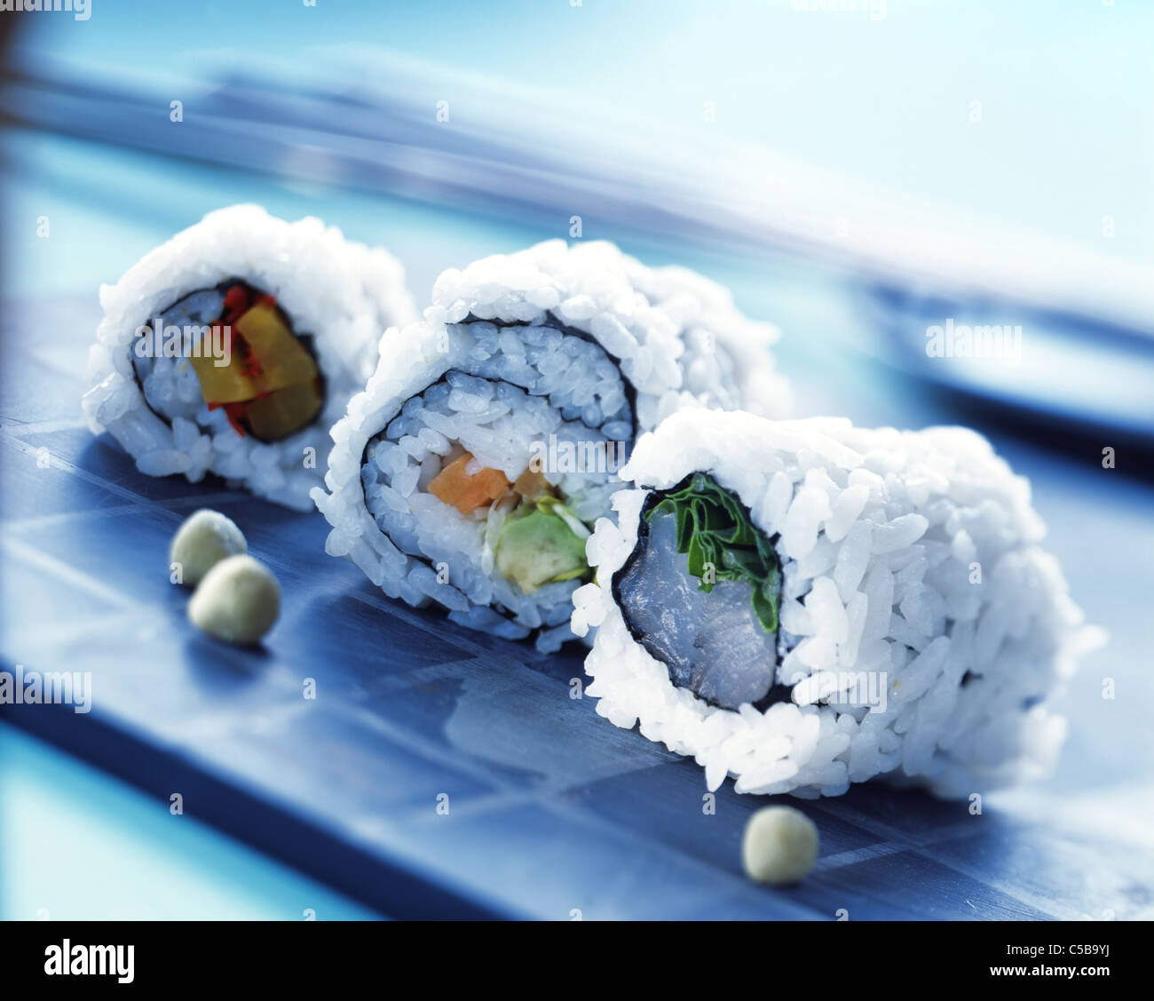 Uramaki mit Bachsaibling und Rucola, Avocado und heiße Sprossen, Chili ...