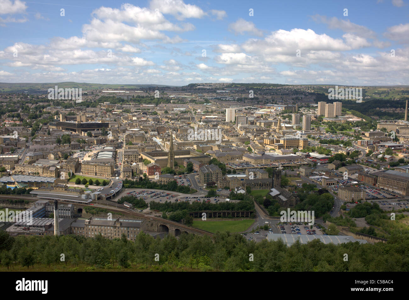 West Yorkshire Stadt Halifax gesehen von Beacon Hill mit Blick auf das Stadtzentrum Stockfoto