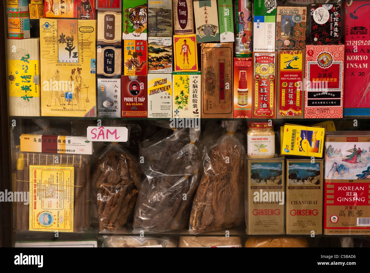 Taschen und Pakete von Heilkräutern und Tees in einem Geschäft in Lan Ong St, Altstadt in Hanoi, Vietnam Stockfoto