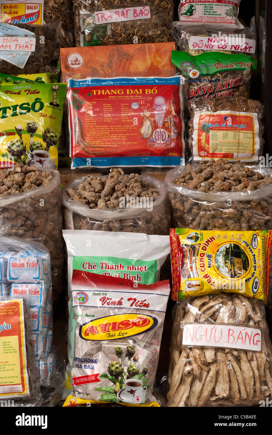 Taschen und Pakete von Heilkräutern in einem Geschäft in Lan Ong St, Altstadt in Hanoi, Vietnam Stockfoto