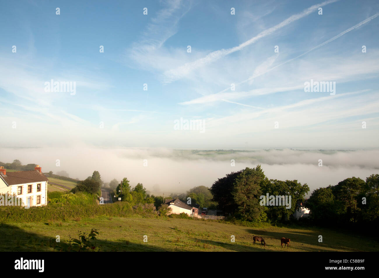 Kidwelly Wales am frühen Morgennebel im Tal Stockfoto