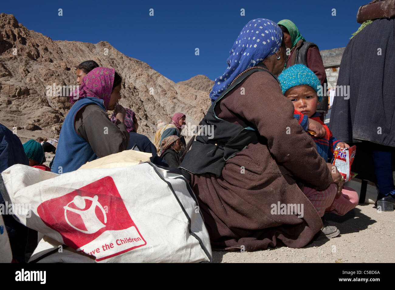 Außer den Kindern bieten Sie Hilfspakete für Familien die Überschwemmungen in Igoo, Ladakh. Stockfoto