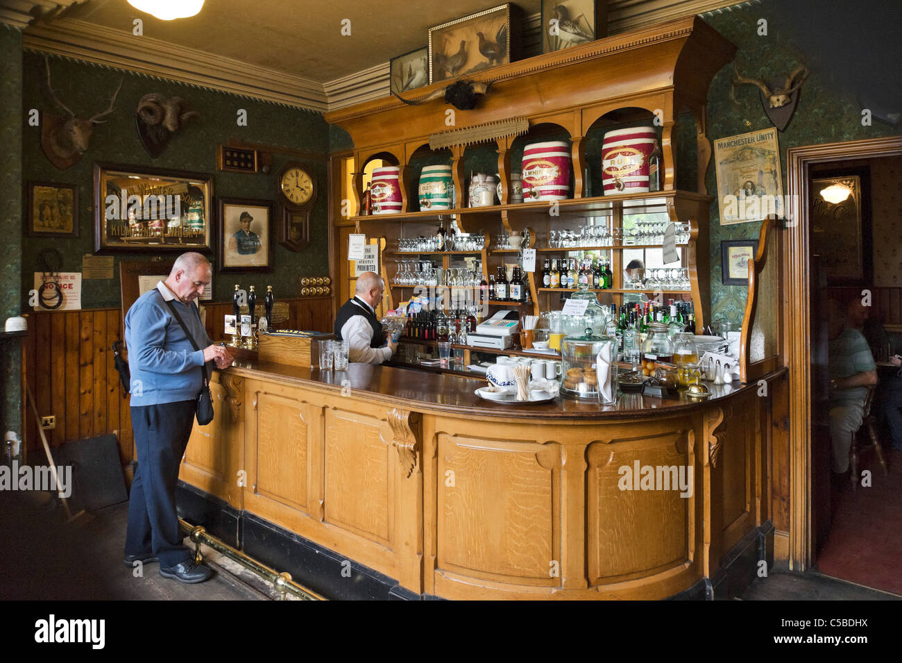 Innenraum des Sun Inn Pub auf der High Street in The Town, Beamish Open Air Museum, County Durham, North East England, UK Stockfoto