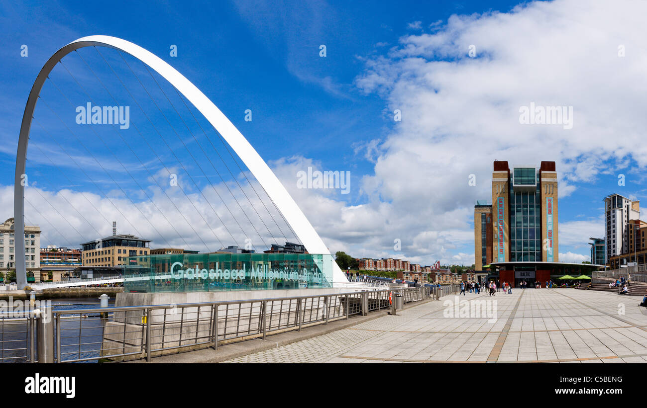 Die Millennium Bridge und Baltic Centre for Contemporary Arts, Kai, Gateshead, Tyne und Abnutzung, UK Stockfoto