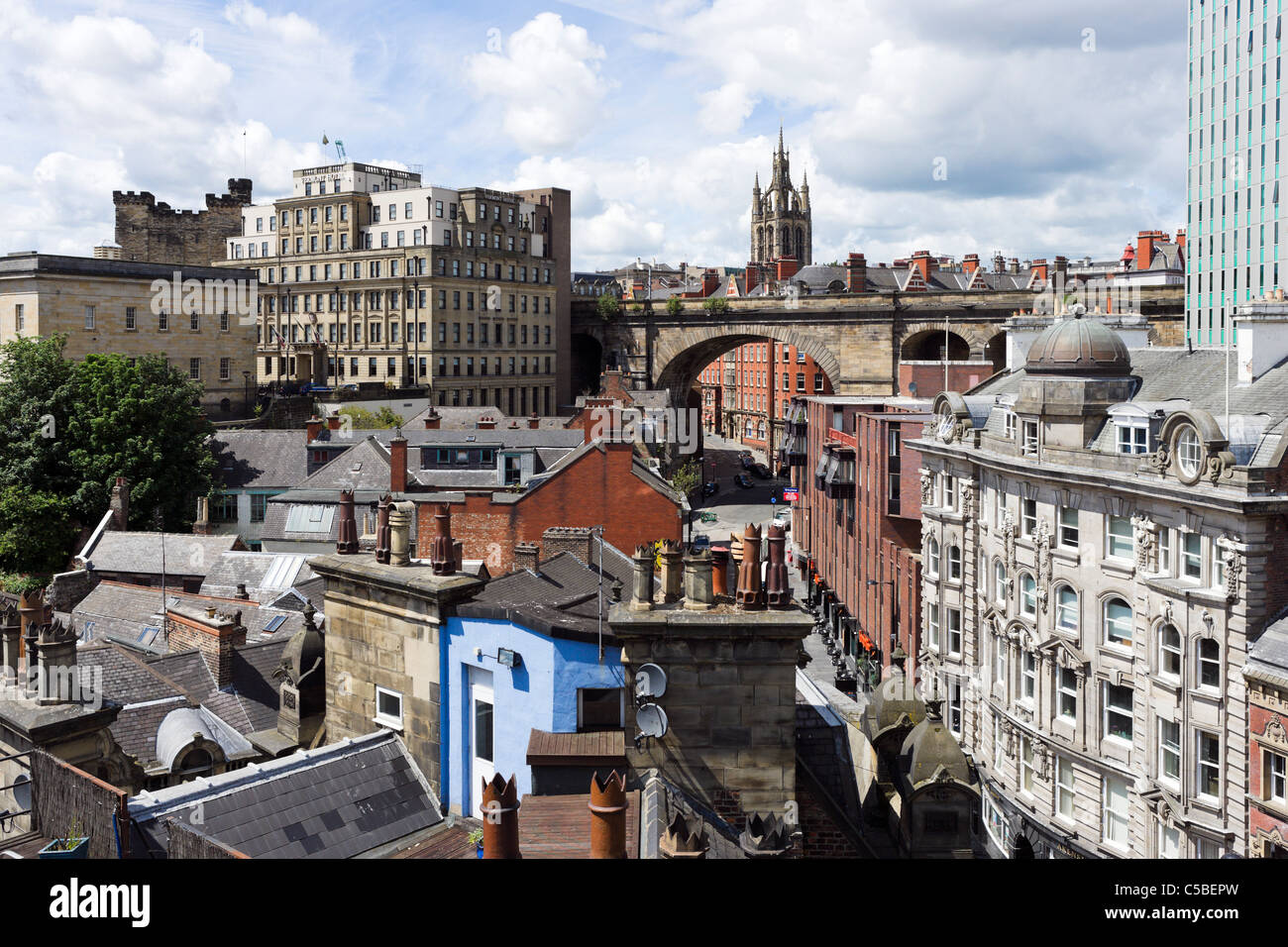 Die Dächer der Stadt von der Tyne Bridge mit Blick auf die Kathedrale, Newcastle Upon Tyne, Tyne and Wear, UK Stockfoto