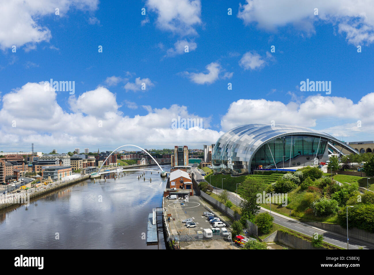 Die Millennium Bridge, Kai und Sage Gateshead aus die Tyne Bridge, Kai, Gateshead, Tyne and Wear, UK Stockfoto