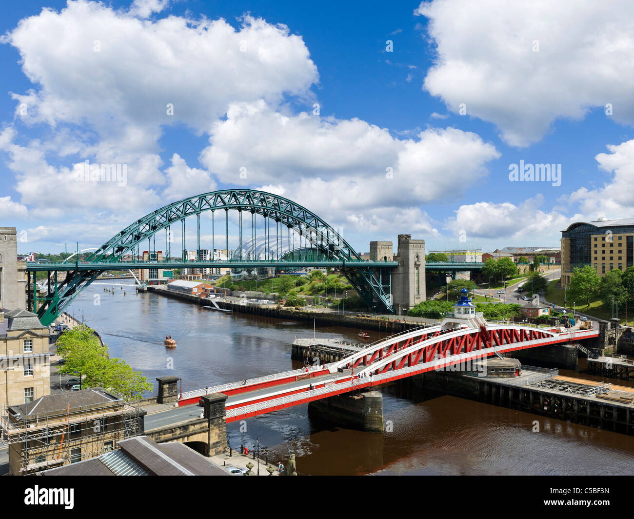 Blick auf den Fluss Tyne zeigt die Drehbrücke und Tyne Bridge mit Sage Gateshead hinter Newcastle Upon Tyne, Großbritannien Stockfoto
