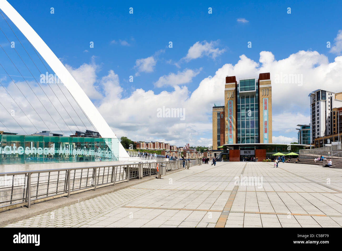 Die Millennium Bridge und Baltic Centre for Contemporary Arts, Kai, Gateshead, Tyne und Abnutzung, UK Stockfoto