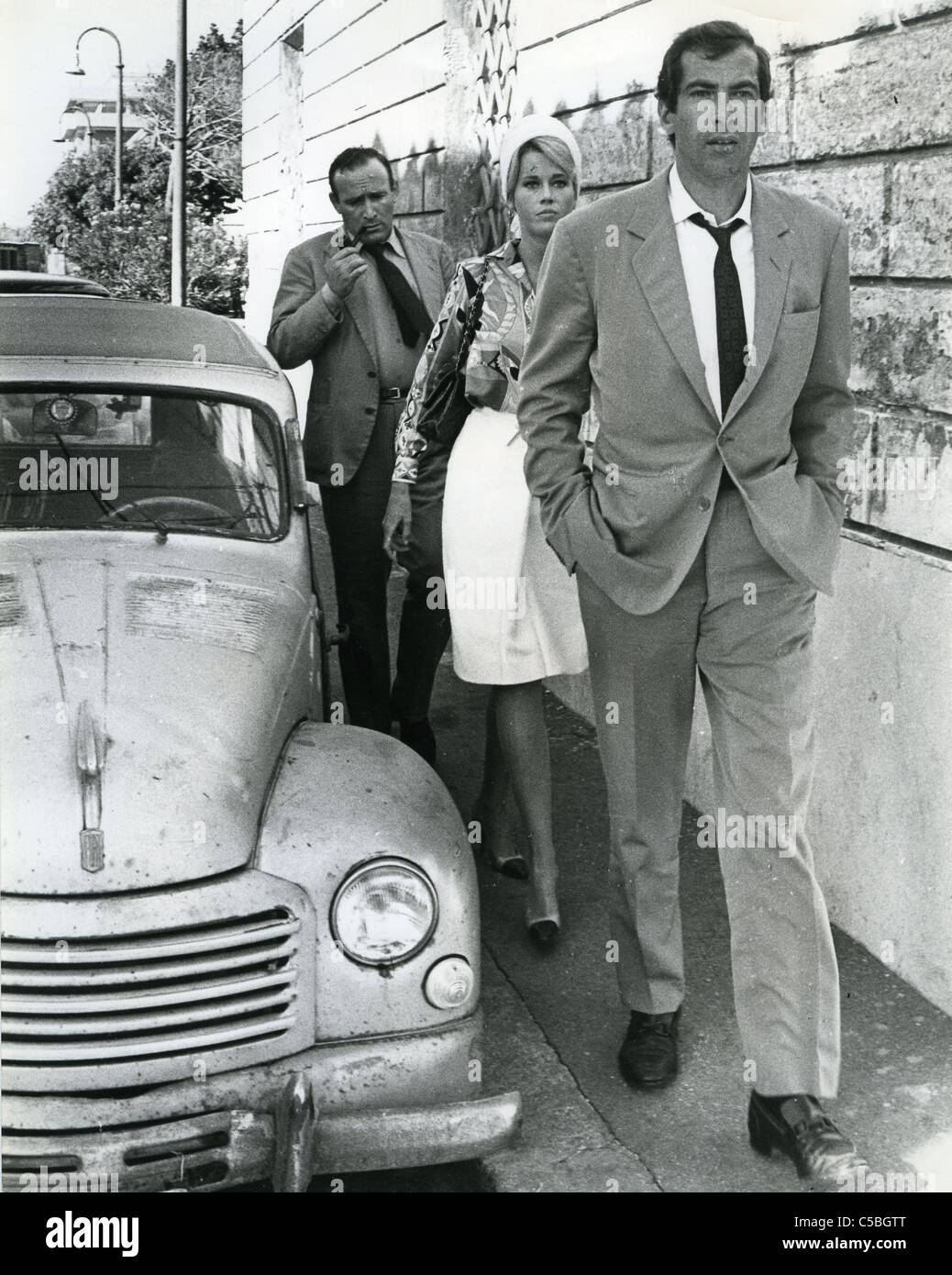 JANE FONDA mit Roger Vadim (in Gläsern) in Italien um 1966 Stockfoto