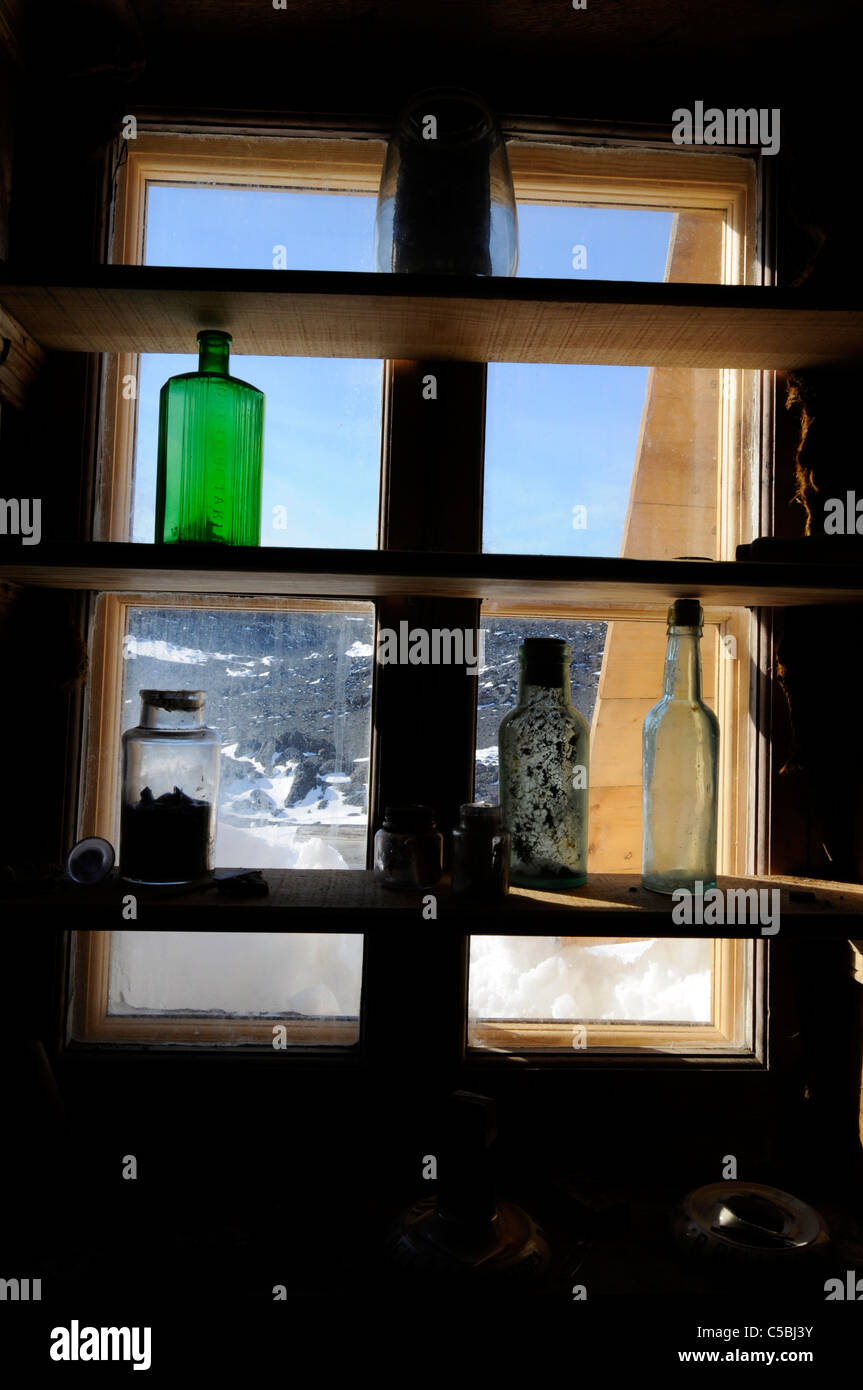 Historisches Artefakt auf Flasche im Fenster Shackletons Hütte Kap Royds Antarktis Stockfoto