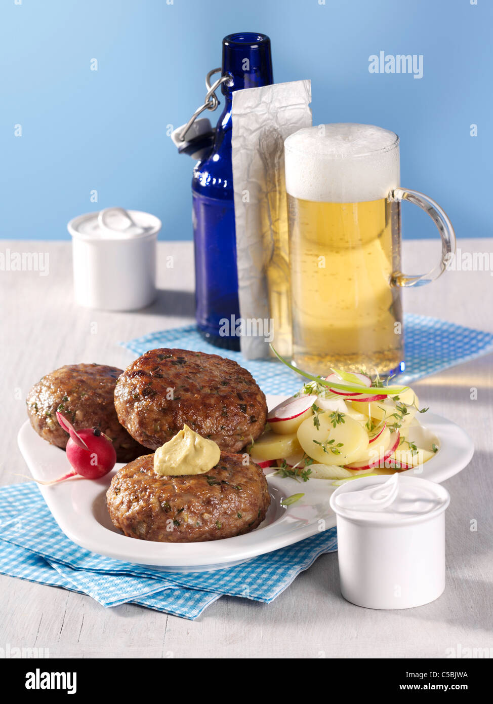 Frikadellen mit Bier und Kartoffelsalat Stockfotografie - Alamy