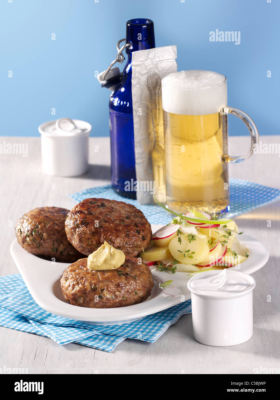 Frikadellen mit Bier und Kartoffelsalat Stockfotografie - Alamy