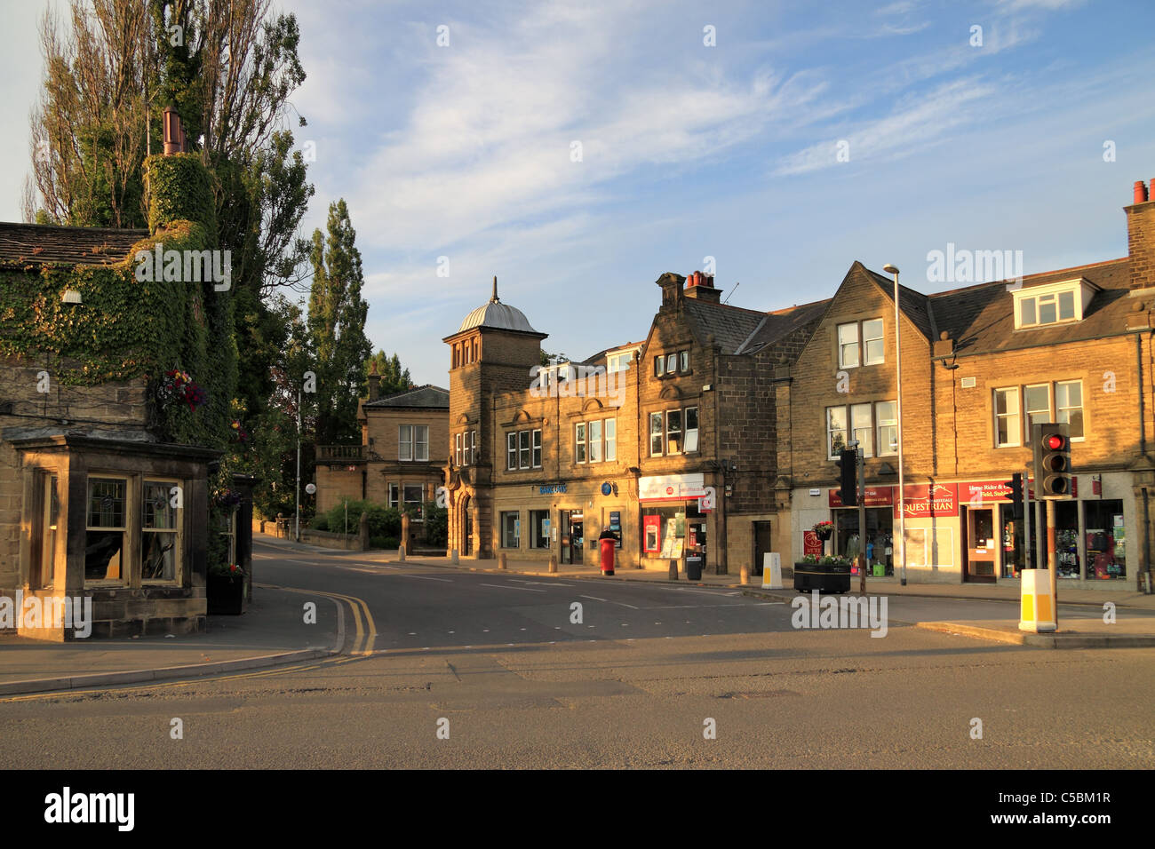 Der Kreuzung von Oxford Straße und Otley Straße in die Stadt Guiseley, in der Nähe von Leeds in West Yorkshire, Großbritannien Stockfoto