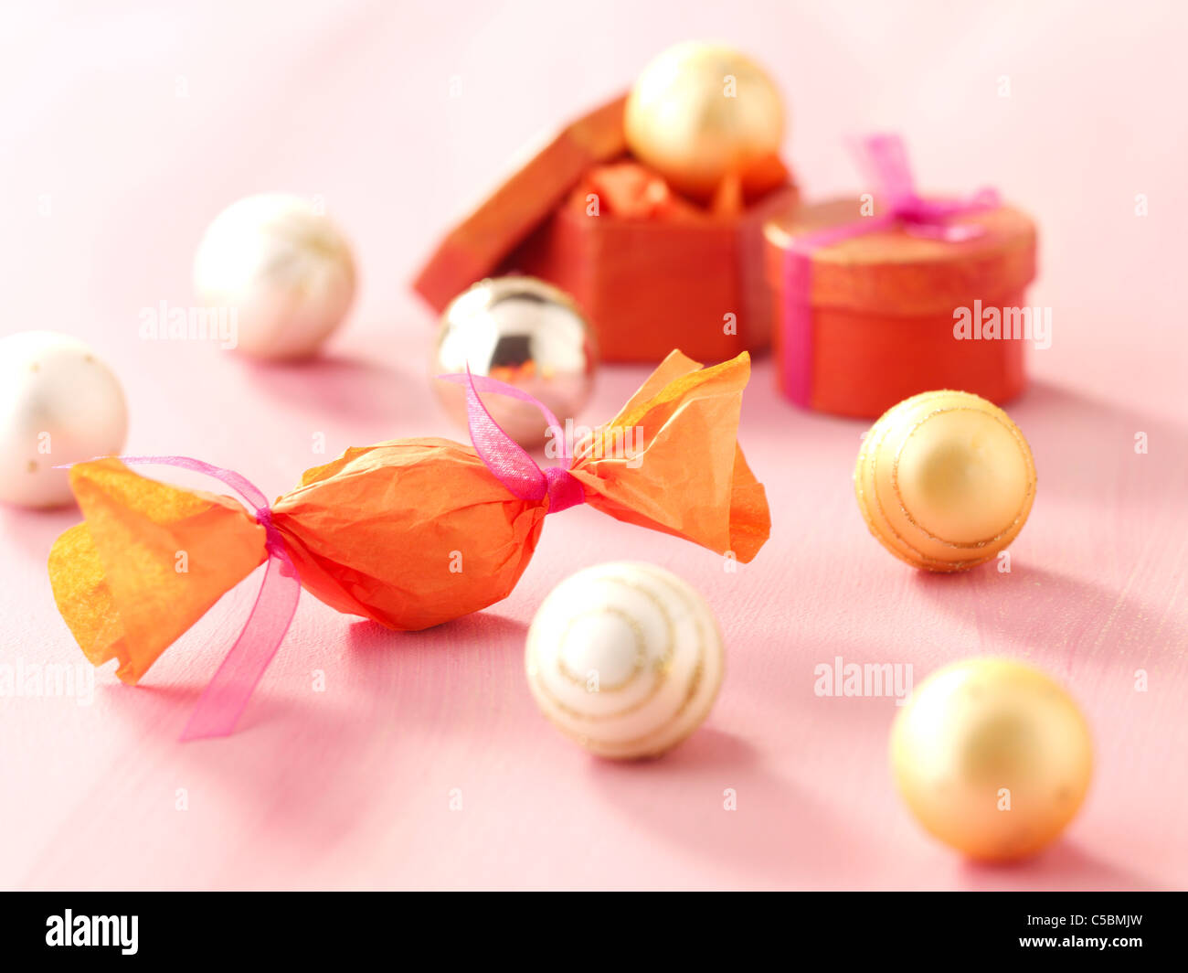 Weihnachtsgeschenke: hausgemachte Orangen-Schokoladen-Trüffel Stockfoto