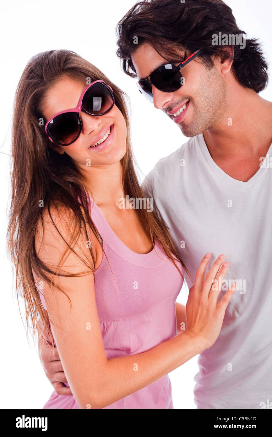 schöne junge Paar umarmen einander spielerisch auf weißen Hintergrund isoliert Stockfoto