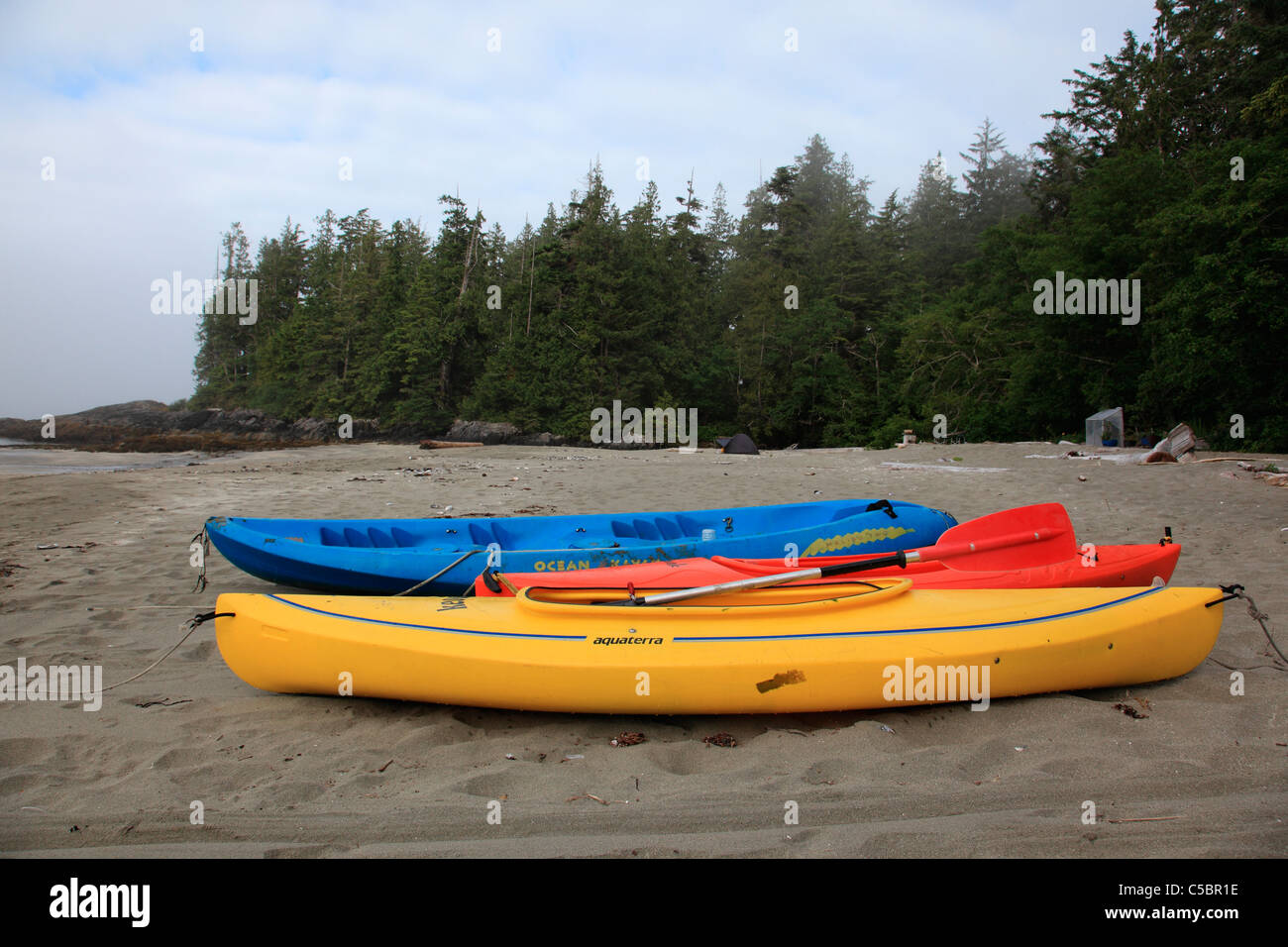 3 Kajaks an einem Sandstrand in der Nähe von Tofino BC Stockfoto